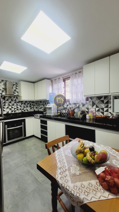 Casa à venda com 3 quartos, 219m² - Foto 11